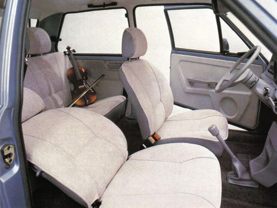 Интерьер Yugo 55 GLS 1984 года  (фото 2 из 3)